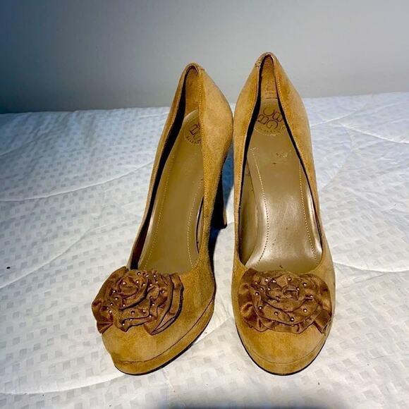 BCBGeneration Tan Suede Leather Platform Heels Gold Studded Vamp Rosettes 9.5 - Picture 5 of 16